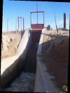 Compuerta sobre el canal, que al cerrarse hace subir el nivel de agua